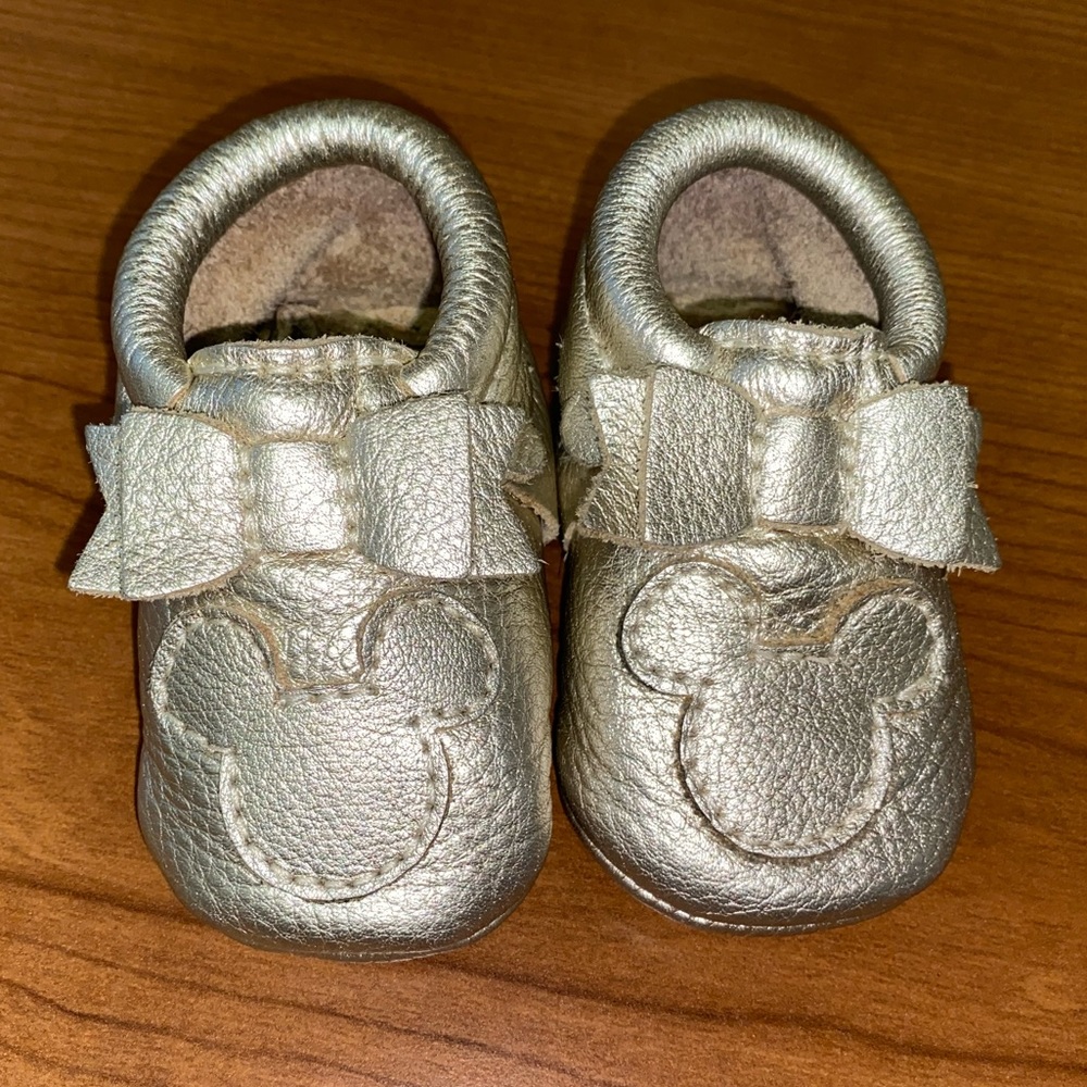 Platinum Mickey Mouse Bow Mocc